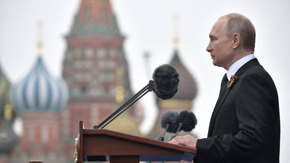 Vitória em referendo permite que Putin fique no poder até 2036 Presidente russo Vladimir Putin faz um discurso durante o desfile militar do Dia da Vitória