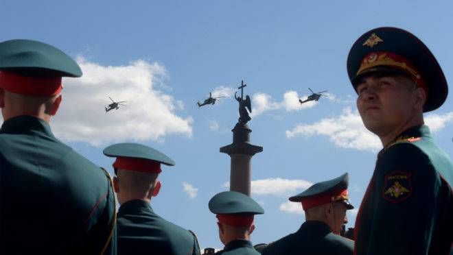 Helicópteros militares russos sobrevoam Moscou durante parada militar em comemoração ao "Dia da Vitória"