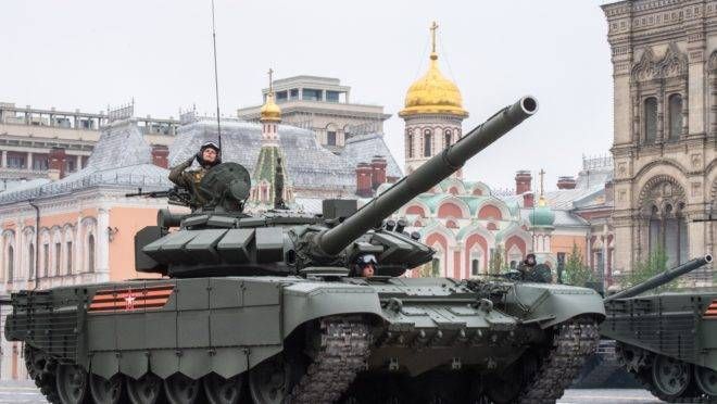 Tanques russos T-72 B3 durante desfile militar do Dia da Vitória, em Moscou