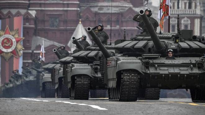 Tanques russos T-72 B3 durante desfile militar do Dia da Vitória, em Moscou