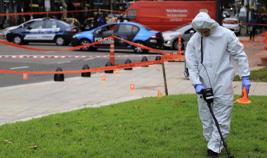 Polícia científica procura evidências na cena do crime após um ataque que feriu o deputado argentino Hector Olivares e matou o seu assessor Marcelo Yadón