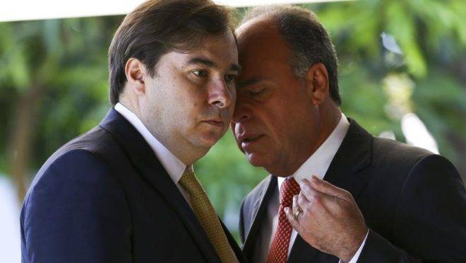 O presidente da Câmara Rodrigo Maia (DEM-RJ), conversa com o senador Fernando Bezerra Coelho (MDB-PE). Foto: Marcelo Camargo/Agência Brasil
