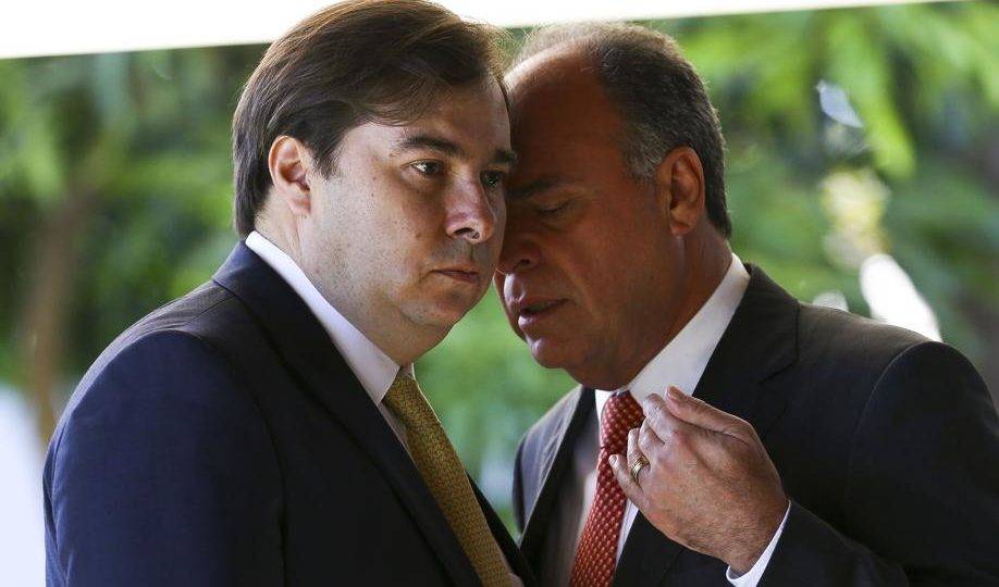 O presidente da Câmara Rodrigo Maia (DEM-RJ), conversa com o senador Fernando Bezerra Coelho (MDB-PE). Foto: Marcelo Camargo/Agência Brasil
