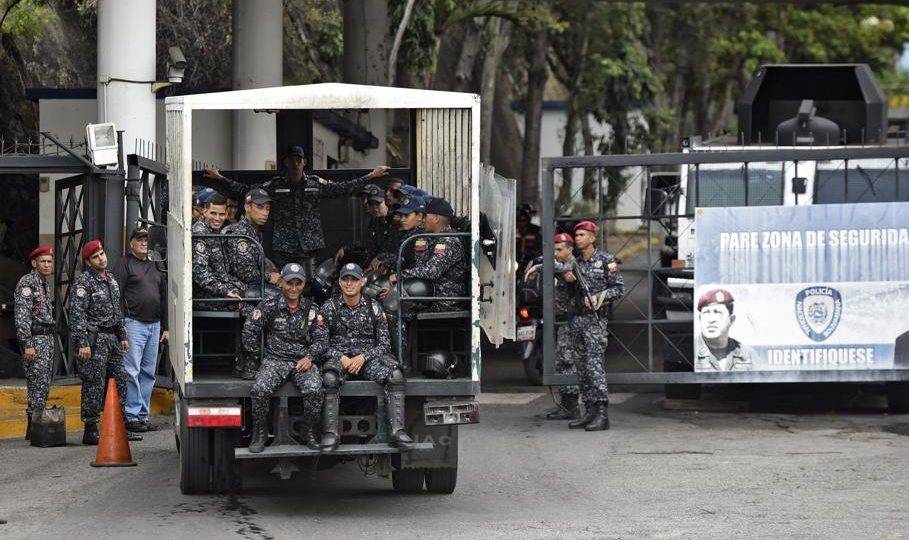 Oficiais da Polícia Nacional Bolivariana entram com um caminhão na sede do Sebin, conhecida como Helicoide, em 9 de maio