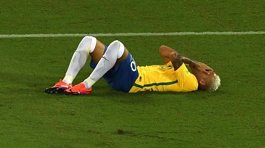 Neymar no chão depois de ter sido atingido no rosto durante a partida das eliminatórias da Copa do Mundo da Rússia 2018 contra a Bolívia, em Natal, Brasil, em 6 de outubro de 2016.