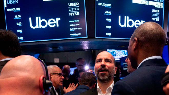 O CEO do Uber, Dara Khosrowshahi, conversa com os traders na estreia da empresa na Bolsa de Nova York.