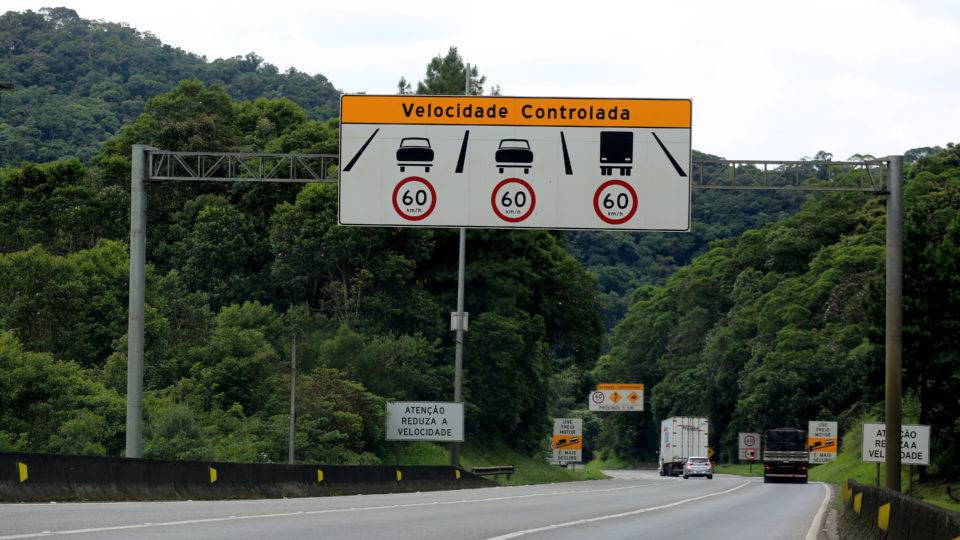 Placa informa presença de radar na rodovia
