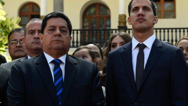 O vice-presidente da Assembleia Nacional, Edgar Zambrano (à esquerda), e o presidente interino da Venezuela, Juan Guaidó, em foto de 5 de janeiro de 2019