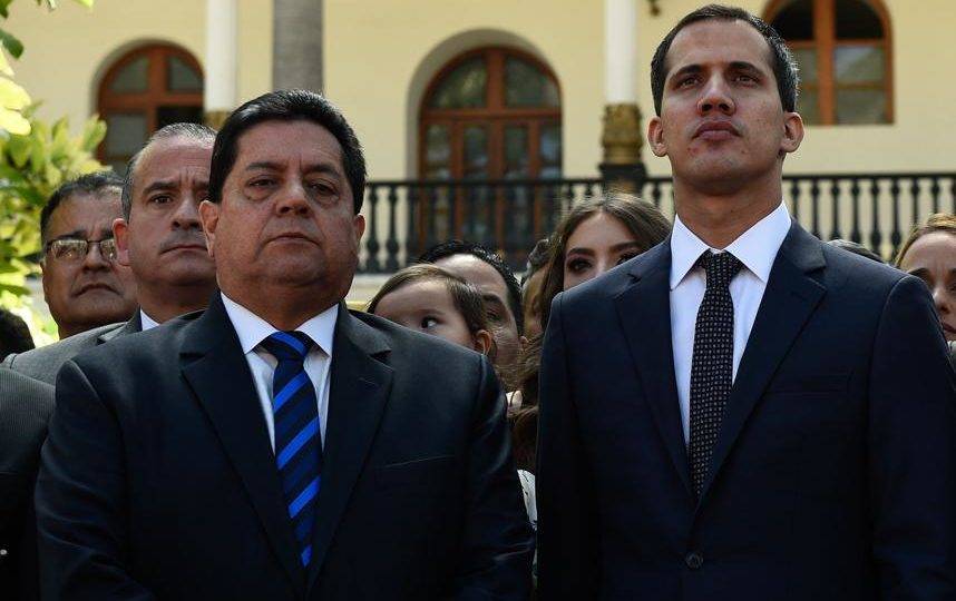 O vice-presidente da Assembleia Nacional, Edgar Zambrano (à esquerda), e o presidente interino da Venezuela, Juan Guaidó, em foto de 5 de janeiro de 2019