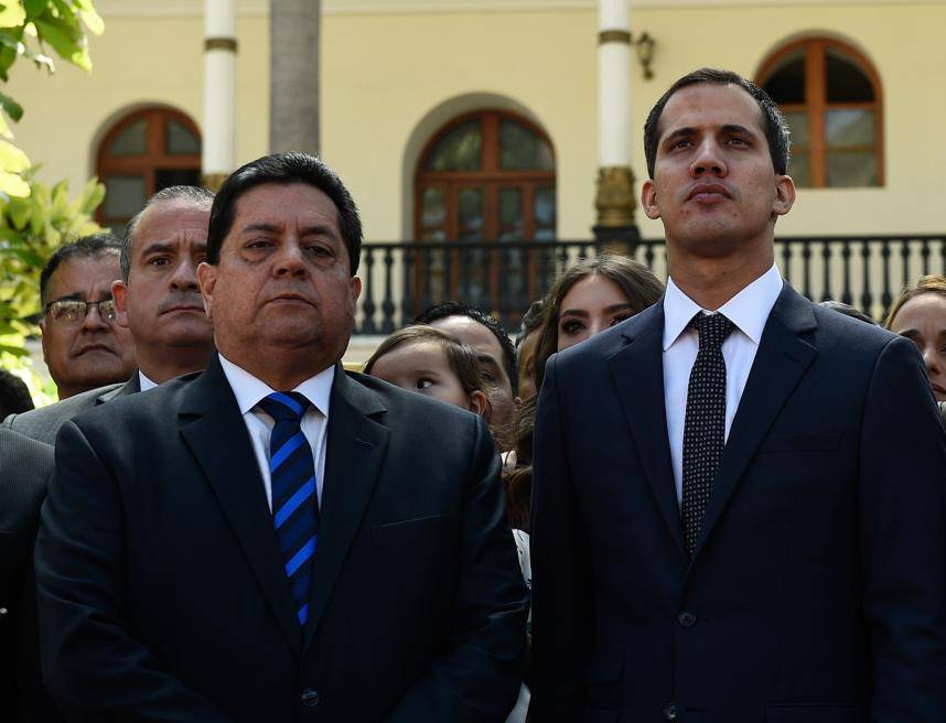 O vice-presidente da Assembleia Nacional, Edgar Zambrano (à esquerda), e o presidente interino da Venezuela, Juan Guaidó, em foto de 5 de janeiro de 2019