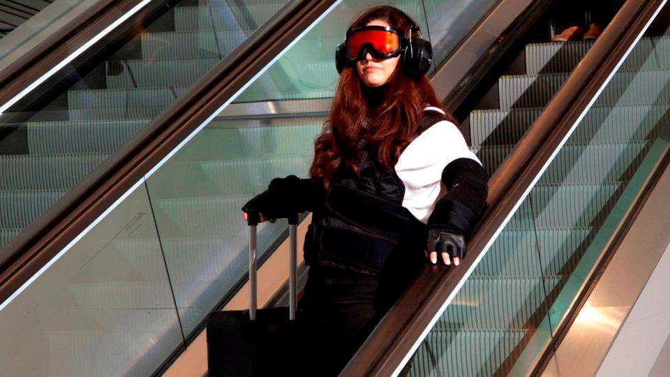 jovem-simula-dificuldades-de-idosos-em-aeroportos