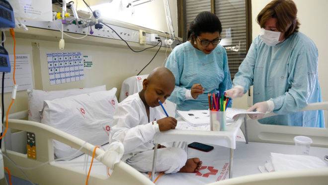 A agricultora Josinete da Silva Moraes está sendo alfabetizada junto com o filho Italo no HC pela professora Maria Eliza Bartosievicz. Foto: Aniele Nascimento / Gazeta do Povo