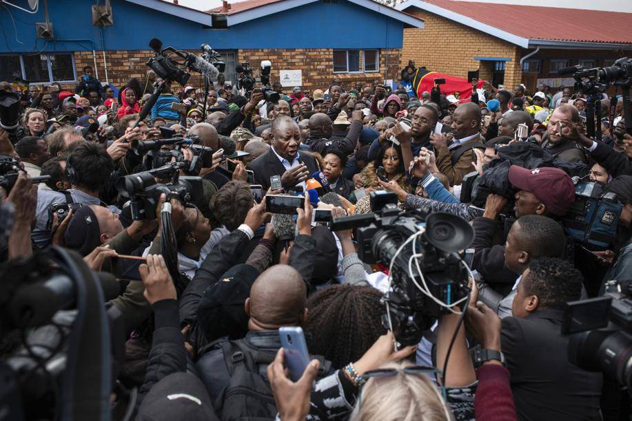 Cyril Ramaphosa, presidente da África do Sul, ao centro, com apoiadores e jornalistas após as eleições