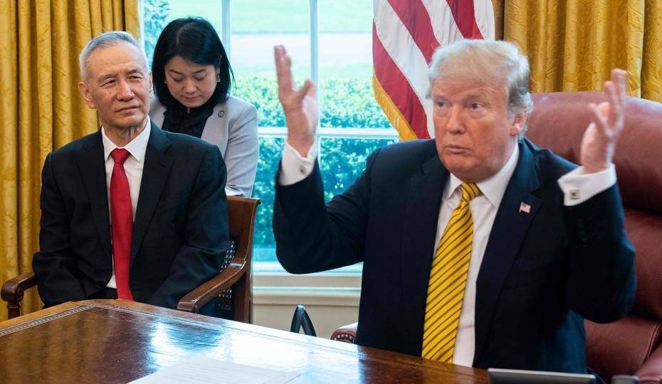 Nesta foto de 4 de abril de 2019, o presidente dos EUA, Donald Trump, fala durante reunião comercial com o vice-premiê chinês Liu He no Salão Oval da Casa Branca, em Washington, EUA