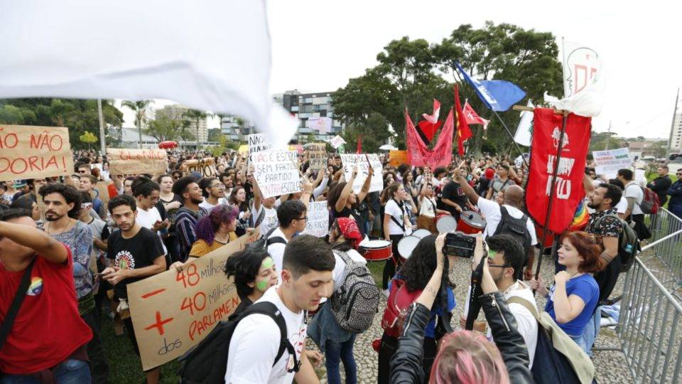 Grupo protesta fora do Palácio Iguaçu