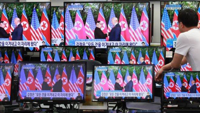 Telas de televisão mostram o encontro entre Donald Trump e Kim Jong Un, em uma loja de eletrônicos em Seul, Coreia do Sul, 12 de junho de 2018