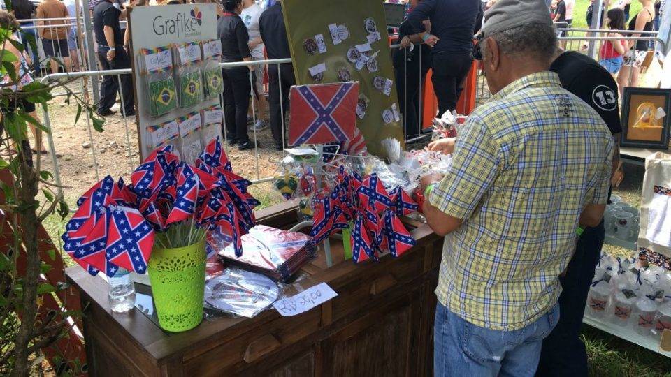 Vendedores vendem broches e bandeiras estampados com a bandeira Confederada