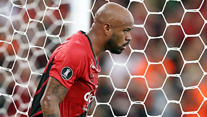 Zagueiro Thiago Heleno vem ficando de fora das partidas do Furacão