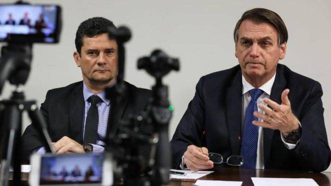 O presidente Jair Bolsonaro faz transmissão ao vivo ao lado do ministro da Justiça e Segurança Pública, Sergio Moro.