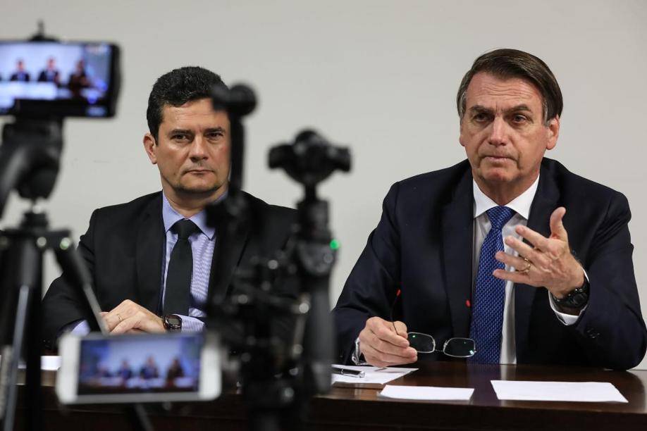 O presidente Jair Bolsonaro faz transmissão ao vivo ao lado do ministro da Justiça e Segurança Pública, Sergio Moro.