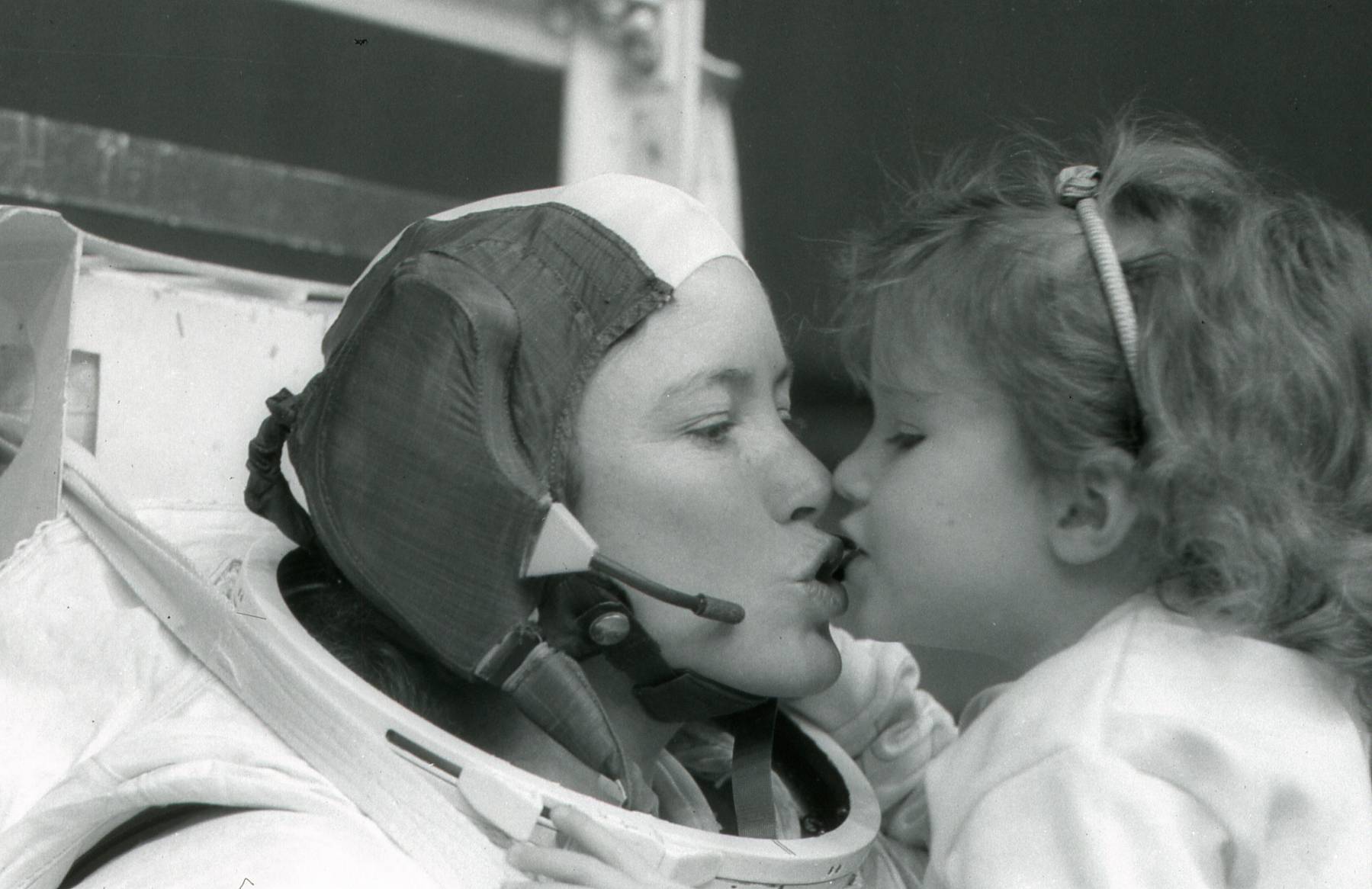 A astronauta Anna Fisher beija sua filha Kristin depois de treinar em Houston para uma caminhada espacial, em 1985.
