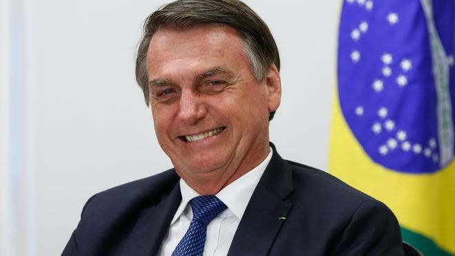 O presidente Jair Bolsonaro concedeu entrevista ao jornalista Milton Neves, da Rádio Bandeirantes, neste domingo (12).
