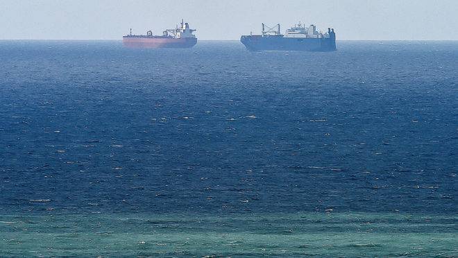 Cargueiro saudita Bahri Yanbu esperando para entrar no porto de Le Havre, na França