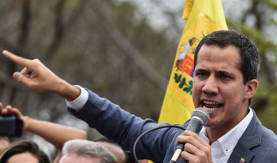 O presidente interino da Venezuela e líder da oposição, Juan Guaidó, fala a apoiadores durante protestos em Caracas, em 11 de maio