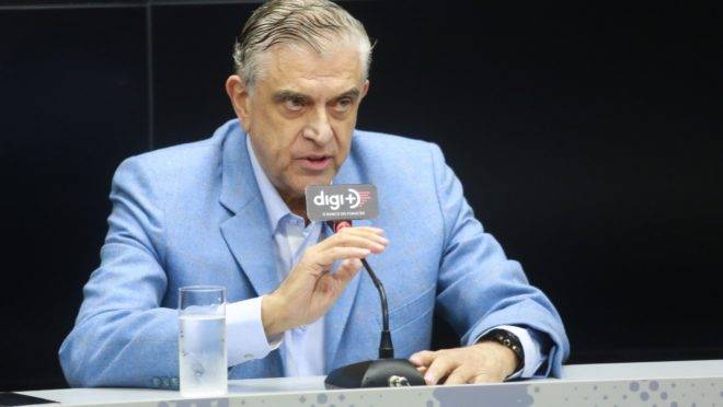 Petraglia durante tensa coletiva na Arena da Baixada: agressão verbal a jornalista.