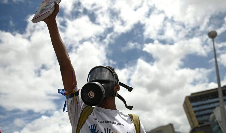 Apoiador do presidente interino da Venezuela e líder da oposição a Maduro, Juan Guaidó, protesta em Caracas em 11 de maio