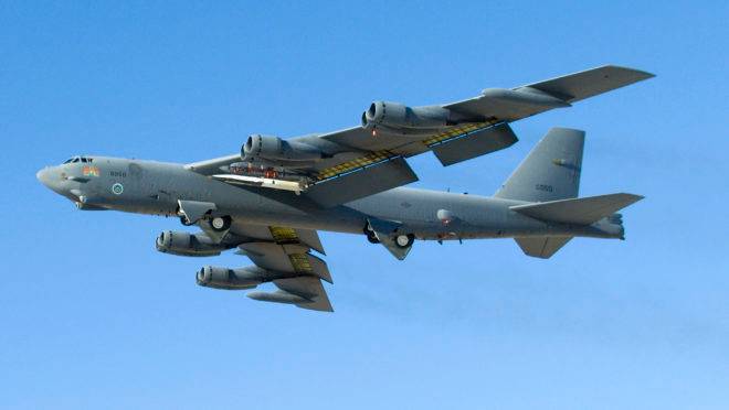 Uma arma de nova geração, em branco, é lançada de uma mais antiga, o bombardeiro B-52