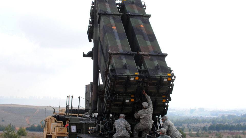 Arquivo: soldados americanos trabalham em um sistema de mísseis Patriot em uma base militar