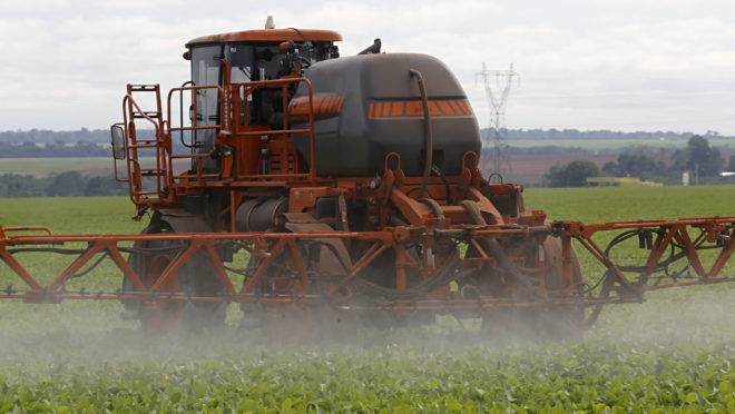Entre as novas medidas de segurança que devem ser recomendadas pela Anvisa estão o uso obrigatório de equipamentos para evitar que o produto se espalhe além do necessário e o veto à aplicação do 2,4-D pela mesma pessoa com o uso de trator.