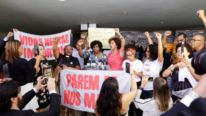Manifestantes de movimentos negros na Câmara.