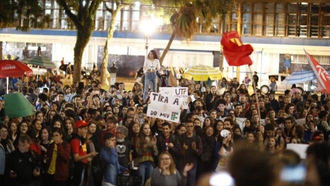Protesto de estudantes contra o bloqueio de verbas na Educação realizado na última semana. em Curitiba. Foto: Hedeson Alves/Gazeta do Povo