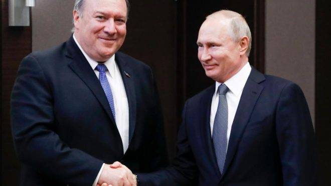 O presidente russo Vladimir Putin se encontra com o secretário de Estado americano, Mike Pompeo, na residência presidencial em Sochi, 14 de maio