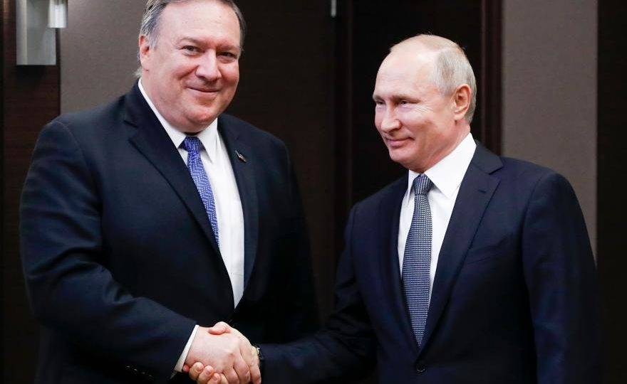 O presidente russo Vladimir Putin se encontra com o secretário de Estado americano, Mike Pompeo, na residência presidencial em Sochi, 14 de maio