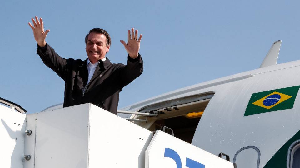Após críticas, governador desiste de inaugurar aeroporto com Bolsonaro Presidente Jair Bolsonaro embarca em avião. Foto: Alan Santos/PR