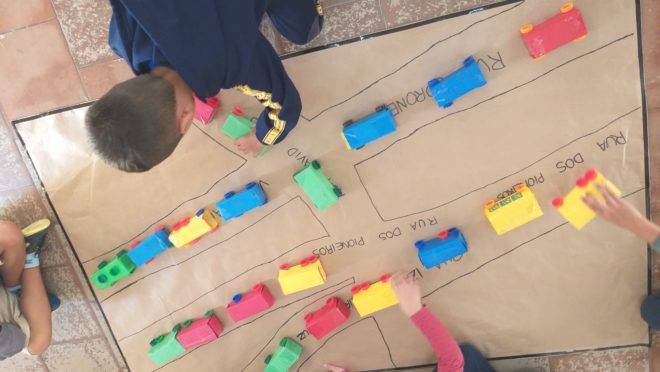 Os alunos confeccionaram veículos para apresentar a toda Escola