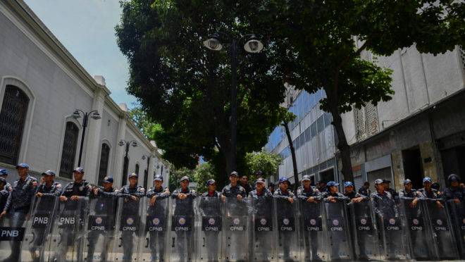 Membros da Polícia Nacional Bolivariana da Venezuela montam guarda nos arredores do Palácio Legislativo Federal