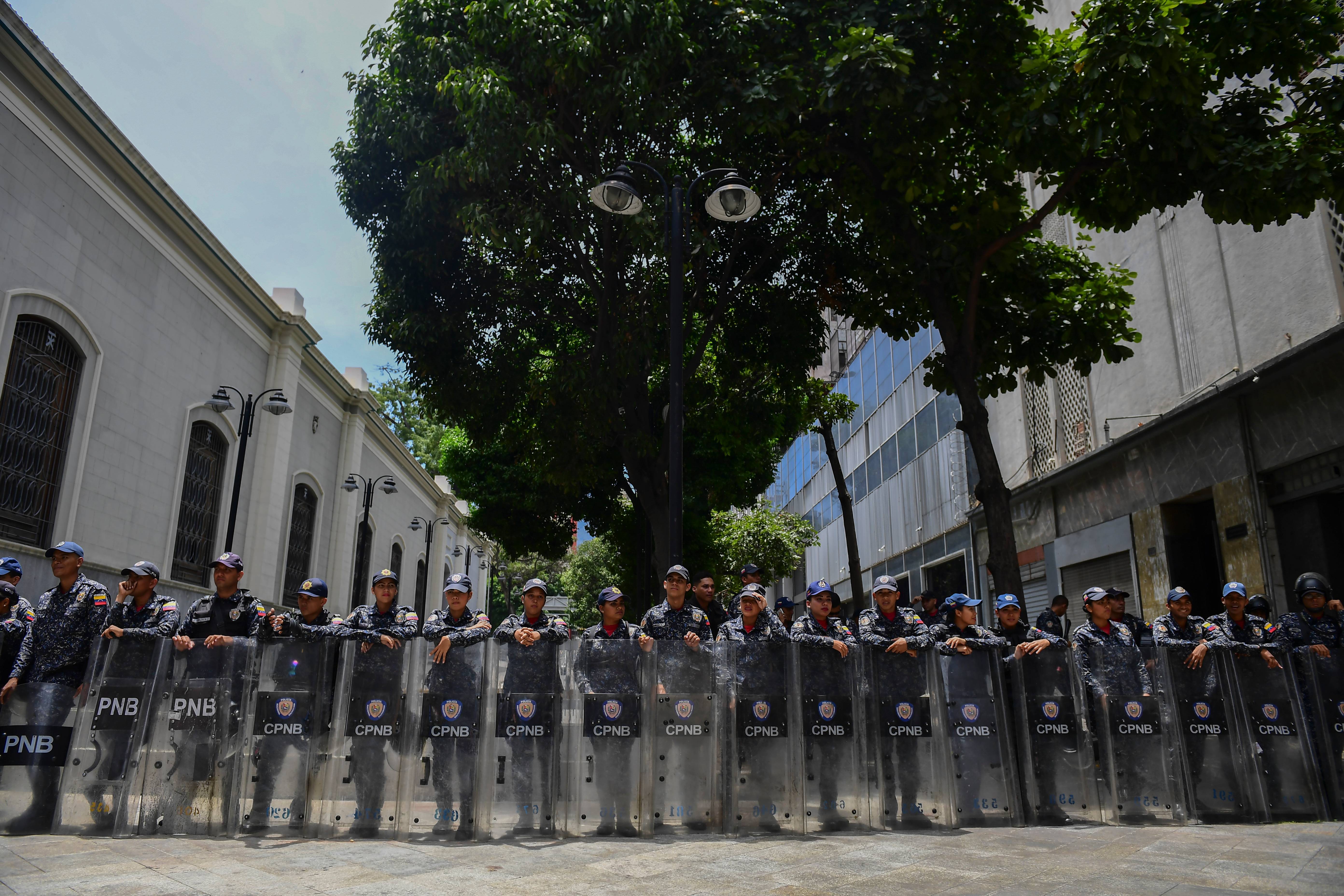 Membros da Polícia Nacional Bolivariana da Venezuela montam guarda nos arredores do Palácio Legislativo Federal