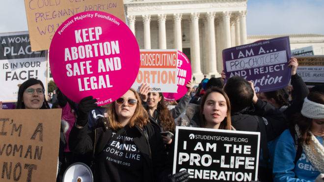 Ativistas pró-vida e pró-aborto protestam em frente à Suprema Corte dos Estados Unidos