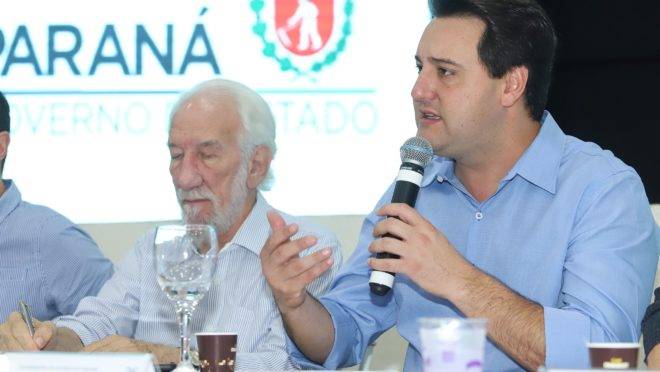 O governador Ratinho Junior em entrevista em Londrina.