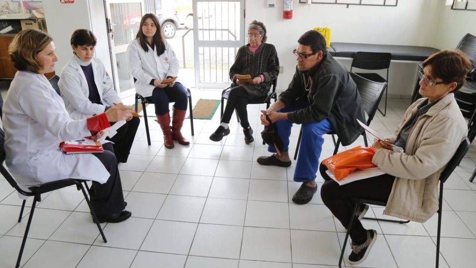 Na reunião mensal do grupo de tabagismo da Unidade de Saúde Solitude, Maria Roseli (à direita) demonstra pressa para usar o adesivo e evitar novos problemas cardíacos. | Ivonaldo Alexandre/Gazeta do Povo