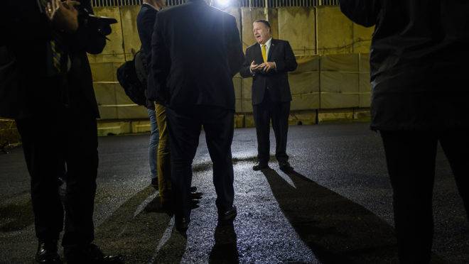 Em janeiro de 2019, o secretário de Estado americano Mike Pompeo fala com a imprensa em frente à embaixada dos EUA em Bagdad