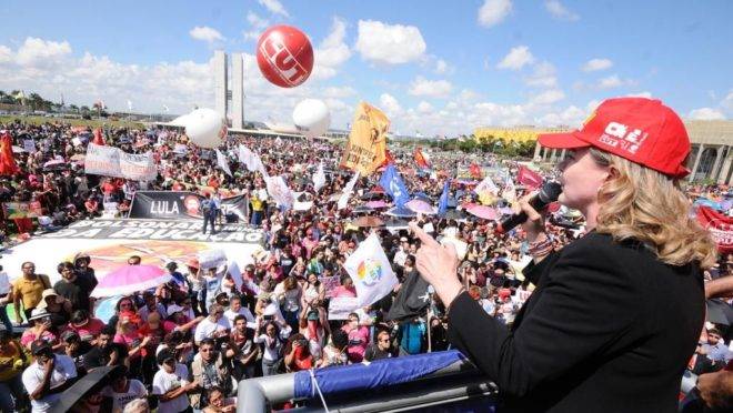 Gleisi Hoffmann na manifestação contra os cortes na educação anunciados pelo governo federal.