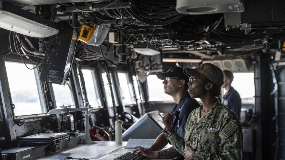 Membros da equipe mostram a ponte durante uma visita de jornalistas ao USS Blue Ridge, que estava ancorado em Cingapura, em 9 de maio