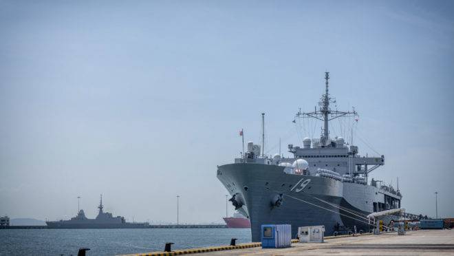 O USS Blue Ridge, da Marinha dos EUA, em Cingapura, em 9 de maio