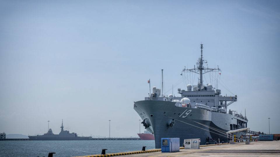O USS Blue Ridge, da Marinha dos EUA, em Cingapura, em 9 de maio