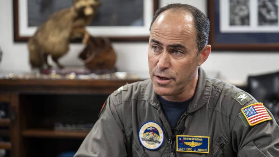 Capitão Eric Anduze, comandante do USS Blue Ridge, da Marinha dos EUA, durante uma visita de jornalistas ao navio ancorado em Cingapura, 9 de maio